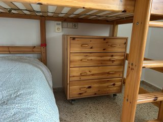 Litera de madera con cómoda