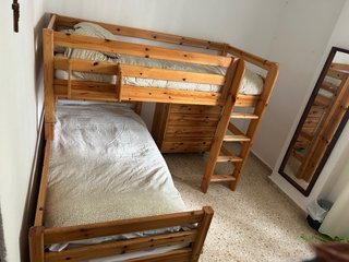 Litera de madera con cómoda