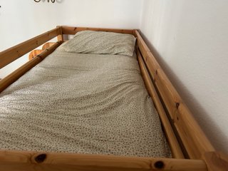 Litera de madera con cómoda