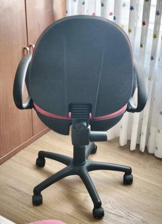 Silla de oficina ergonómica roja y negra
