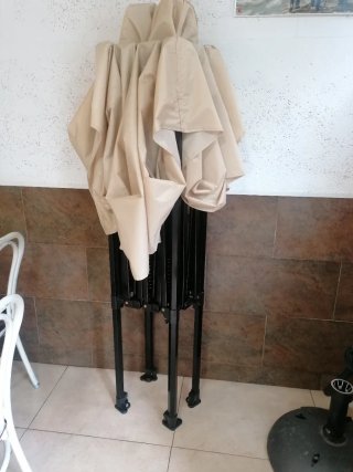 Carpa plegable beige y negra