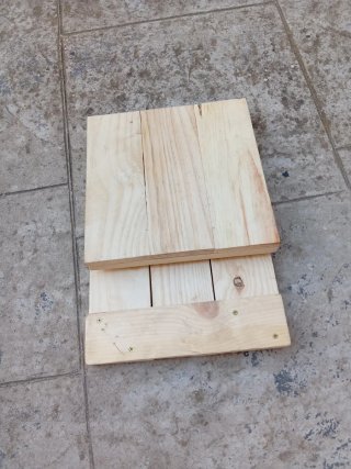 Banqueta rústica plegable hecha a mano
