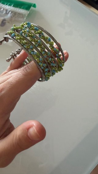 Pulsera plateada con cuentas verdes y azules