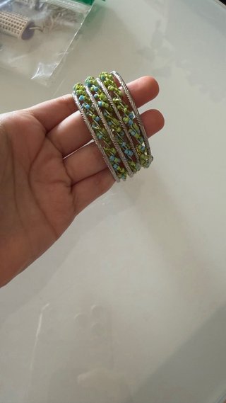 Pulsera plateada con cuentas verdes y azules