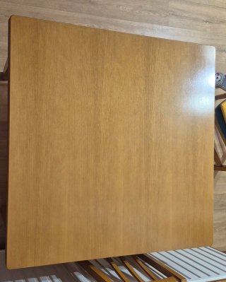 Mueble, vitrina y mesa comedor madera color cerezo
