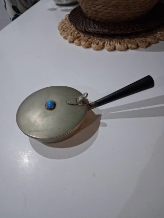Pieza antigua con piedra azul