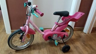 Bicicleta infantil rosa con ruedines