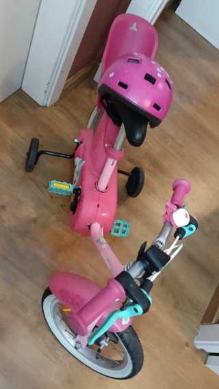 Bicicleta infantil rosa con ruedines