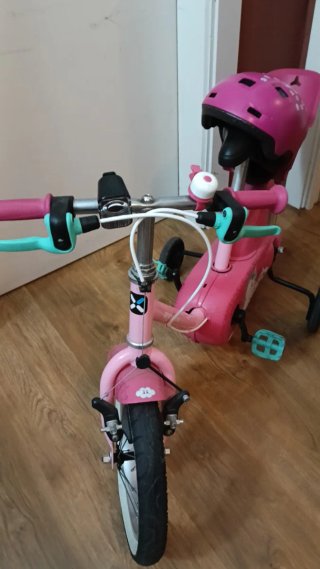 Bicicleta infantil rosa con ruedines