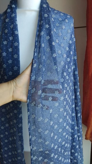 Sciarpa estiva floreale blu