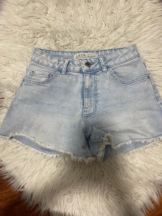 Pantalones cortos vaqueros desgastados