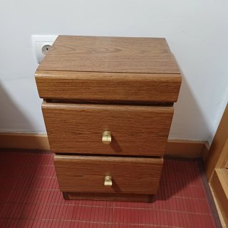 Cómoda y 2 mesitas de noche de madera.