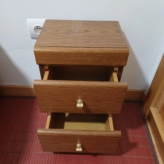 Cómoda y 2 mesitas de noche de madera.