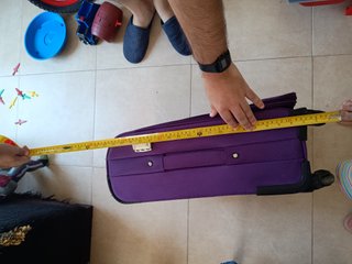 Maleta de viaje morada y negra