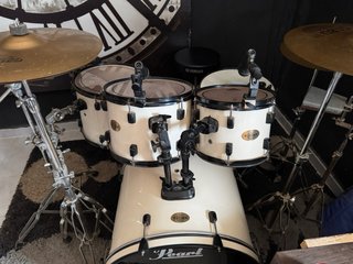 Batería Pearl Target platillos y microfonos