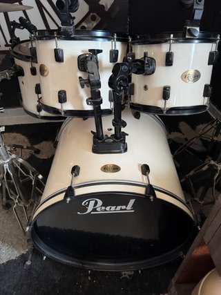 Batería Pearl Target platillos y microfonos