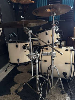 Batería Pearl Target platillos y microfonos