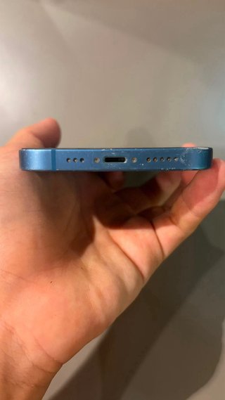 iPhone 13 azul con 100% de bateria