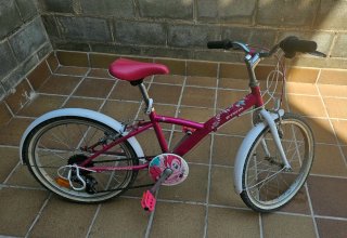 Bici infantil niña Btwin rosa + 2 cascos nuevos
