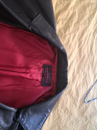 Chaqueta de cuero negra con forro rojo