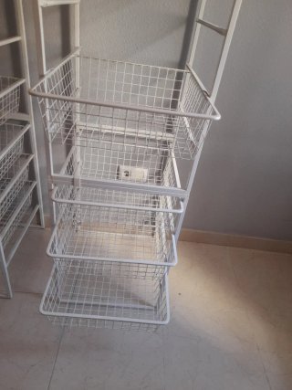 Estantería metálica blanca con cestas
