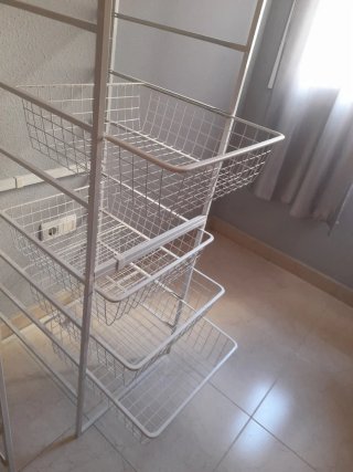 Estantería metálica blanca con cestas