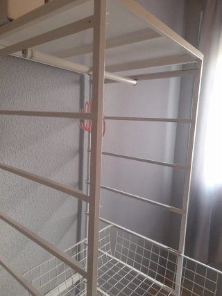 Estantería metálica blanca con cestas