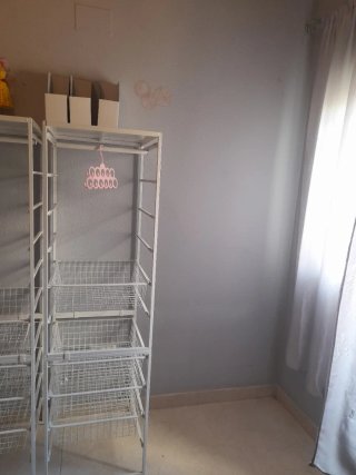 Estantería metálica blanca con cestas