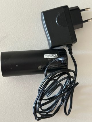 Cámara de vigilancia negra con adaptador