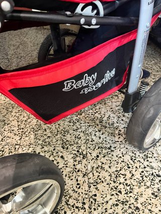 Carro de bebé rojo y gris