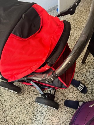 Carro de bebé rojo y gris