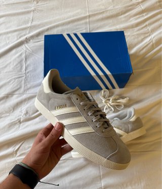 Zapatillas Adidas Gazelle Grises y Blancas