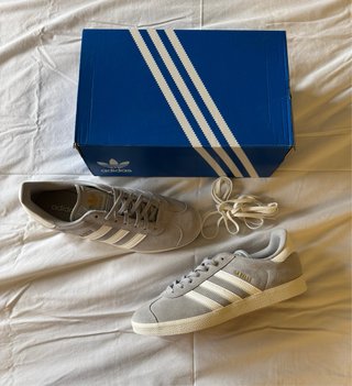 Zapatillas Adidas Gazelle Grises y Blancas