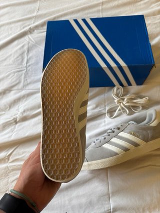 Zapatillas Adidas Gazelle Grises y Blancas