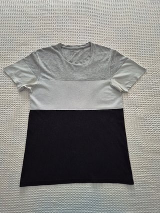 Camiseta Gris Blanca y Negra Pull & Bear