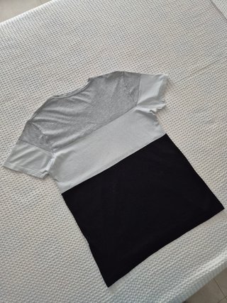 Camiseta Gris Blanca y Negra Pull & Bear