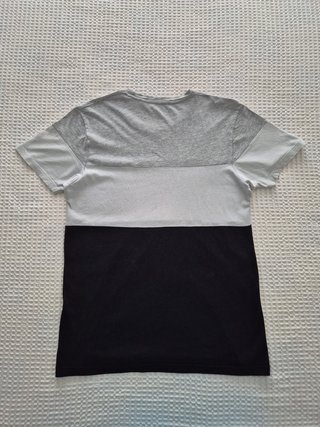 Camiseta Gris Blanca y Negra Pull & Bear
