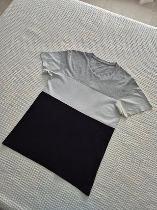Camiseta Gris Blanca y Negra Pull & Bear
