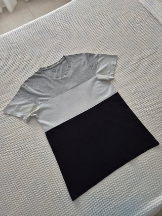 Camiseta Gris Blanca y Negra Pull & Bear