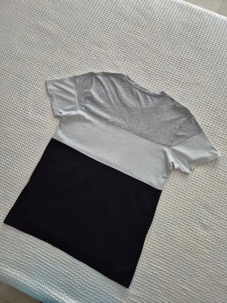 Camiseta Gris Blanca y Negra Pull & Bear