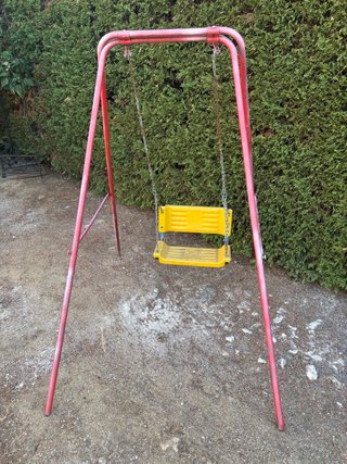 Columpio infantil rojo con asiento amarillo