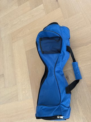Patinete eléctrico negro BLUOKO con funda.