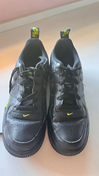 Nike Air Force 1 Negras con detalles verde