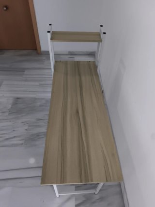 Mesa de estudio con estantería