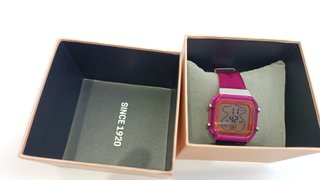 TOUS   Reloj digital de policarbonato fucsia y ace