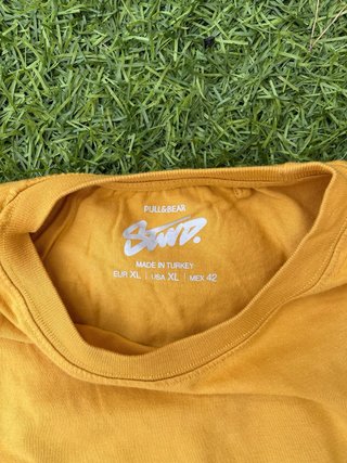 Camiseta Pull&Bear amarilla con estampado