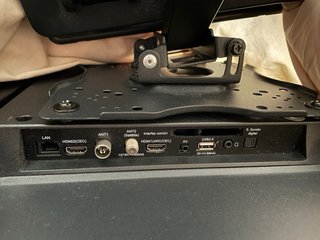 Smart TV TD Systems, con brazo mecánico incluido.