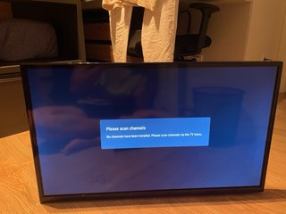 Smart TV TD Systems, con brazo mecánico incluido.