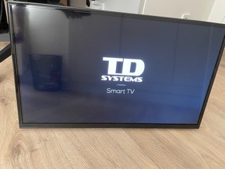 Smart TV TD Systems, con brazo mecánico incluido.