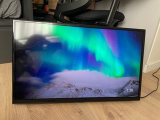 Smart TV TD Systems, con brazo mecánico incluido.
